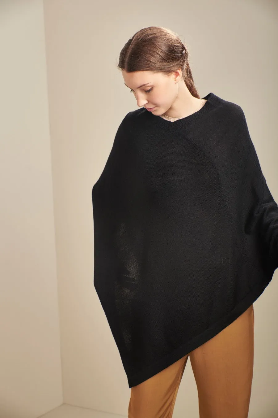 Almendra Poncho Baby Alpaca Color Black