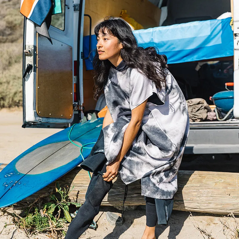 Changing Poncho: Tie-Dye Black and White